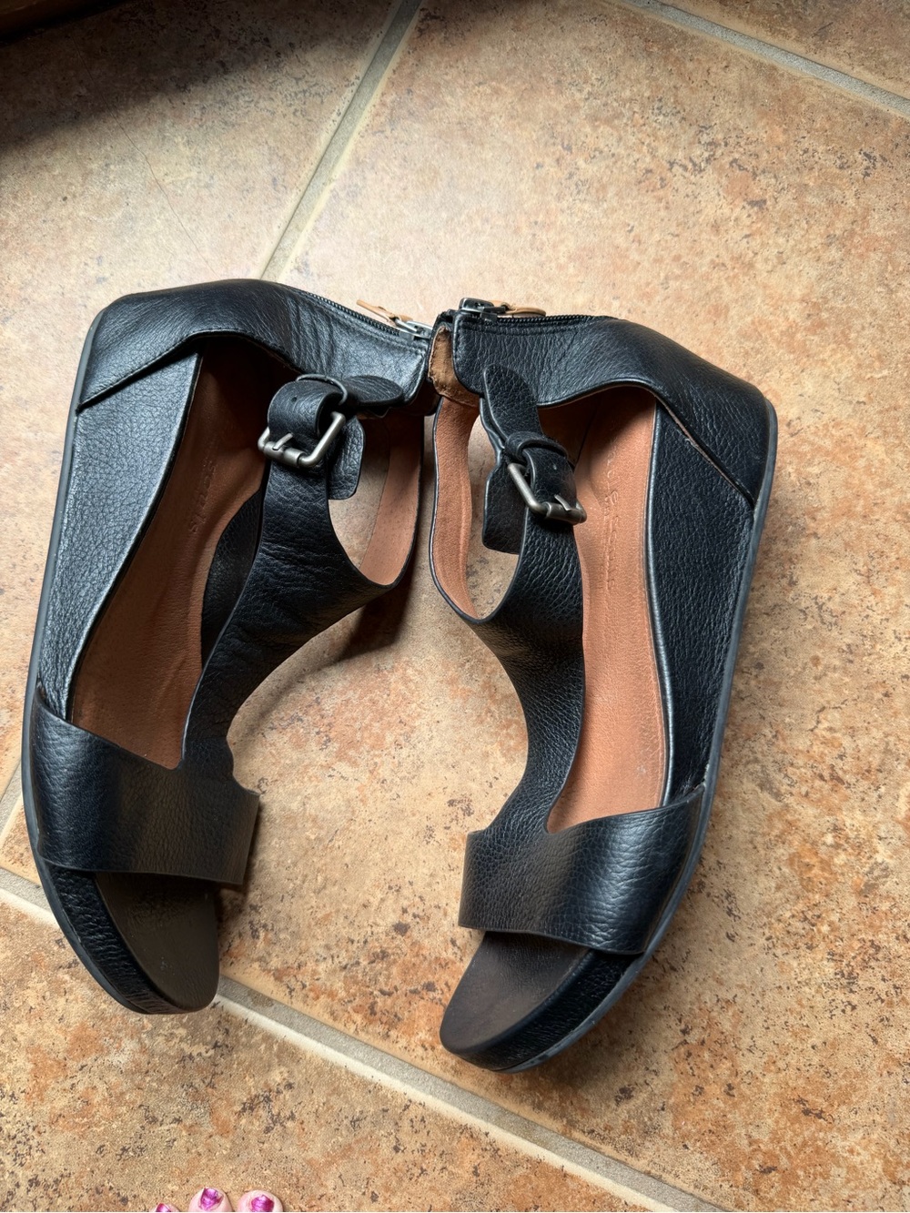 Gentle Souls Judith T-Strap black leather sandals 9.5